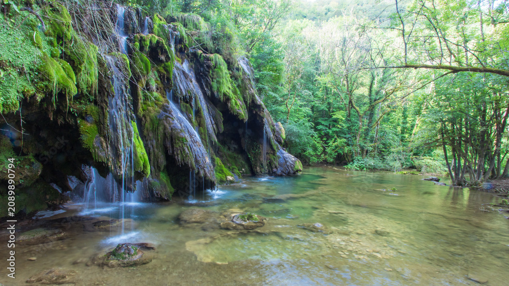 Fototapeta premium cascade des tufs dans le jura en franche comté à Arbois, site naturel touristique remarquable en France