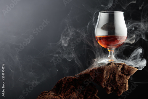 Foto Smoked old-fashioned cocktail on weathered driftwood.