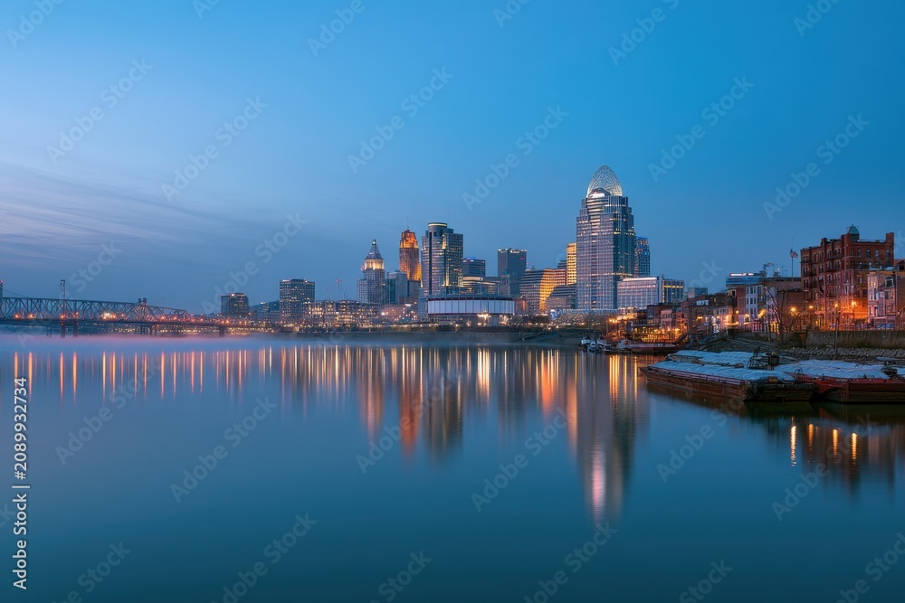 Fototapeta premium Cincinnati skyline across the Ohio River from Covington at blue hour