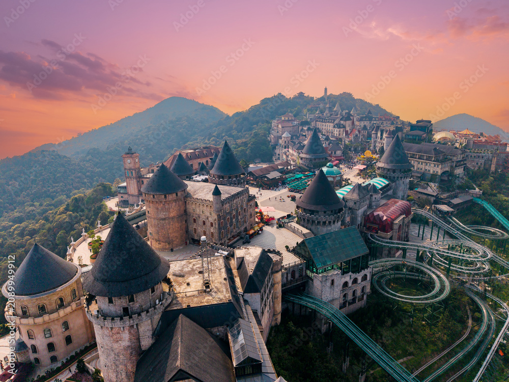 Obraz premium Stunning sunset over ba na hills castle complex in Da nang Vietnam