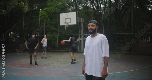 Billede på lærred African descent man wearing durag looking calm and confident on basketball court