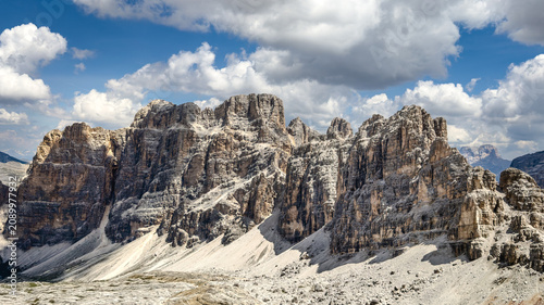 Φωτογραφία Italian dolomites mountains with blue sky and white clouds
