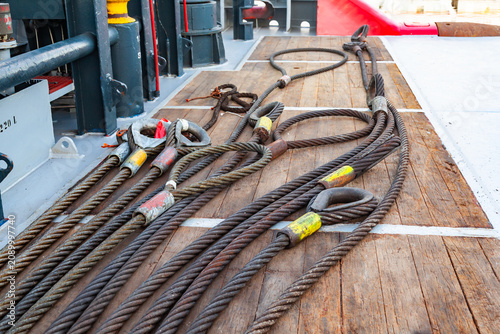 Quadro su tela Heavy industrial steel wire rope slings with thimbles and ferrules lying on a wo