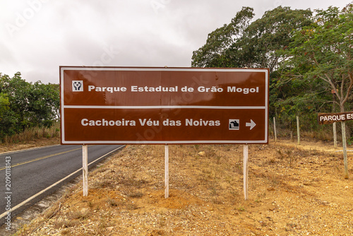 placa de informação turística na cidade de Grão Mogol, Estado de Minas Gerais, Brasil