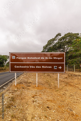 placa de informação turística na cidade de Grão Mogol, Estado de Minas Gerais, Brasil
