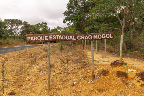 placa de informação turística na cidade de Grão Mogol, Estado de Minas Gerais, Brasil