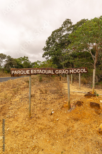 placa de informação turística na cidade de Grão Mogol, Estado de Minas Gerais, Brasil