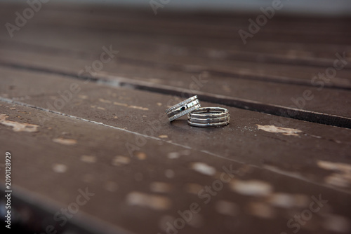 Fotografía Wedding rings on weathered dark wooden planks