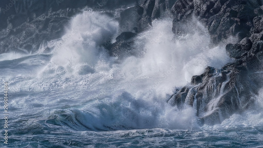 Obraz premium Powerful Stormy Ocean Waves Crashing Against Dramatic Rocky Cliffs