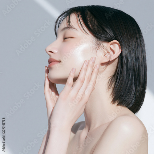 透明感とツヤのある美しい白い肌の女性の横顔。 美容、スキンケア、広告素材
