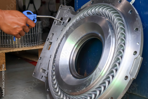 Konstfotografi Worker Cleaning Industrial Turbine Component with Air Blow Gun