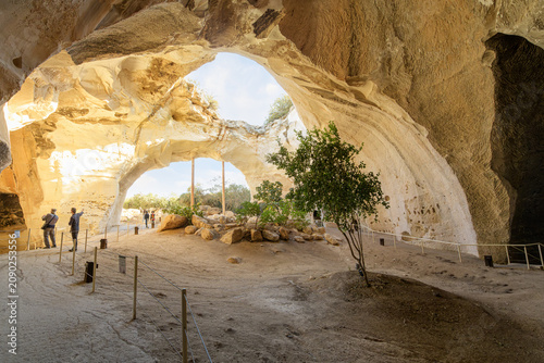 Fotografía One of the larger Bell Caves in Beit Guvrin-Maresha National Park, a UNESCO World Heritage Site located in Israel's Judean Lowlands of Israel