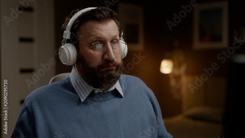 Foto Surprised man with headphones. Close-up