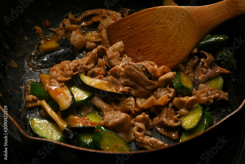 ナスとキュウリと豚肉のピリ辛味噌炒めの料理シーン