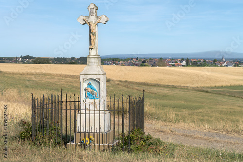 calvaire rien paysage agricole sur fon de village