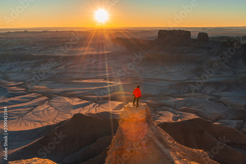 Billede på lærred Adventurer enjoys breathtaking sunset over vast desert landscape in Utah, USA, experiencing profound sense of wonder and freedom