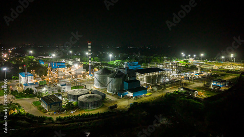 Foto Large ethanol production plant operating at night under full illumination