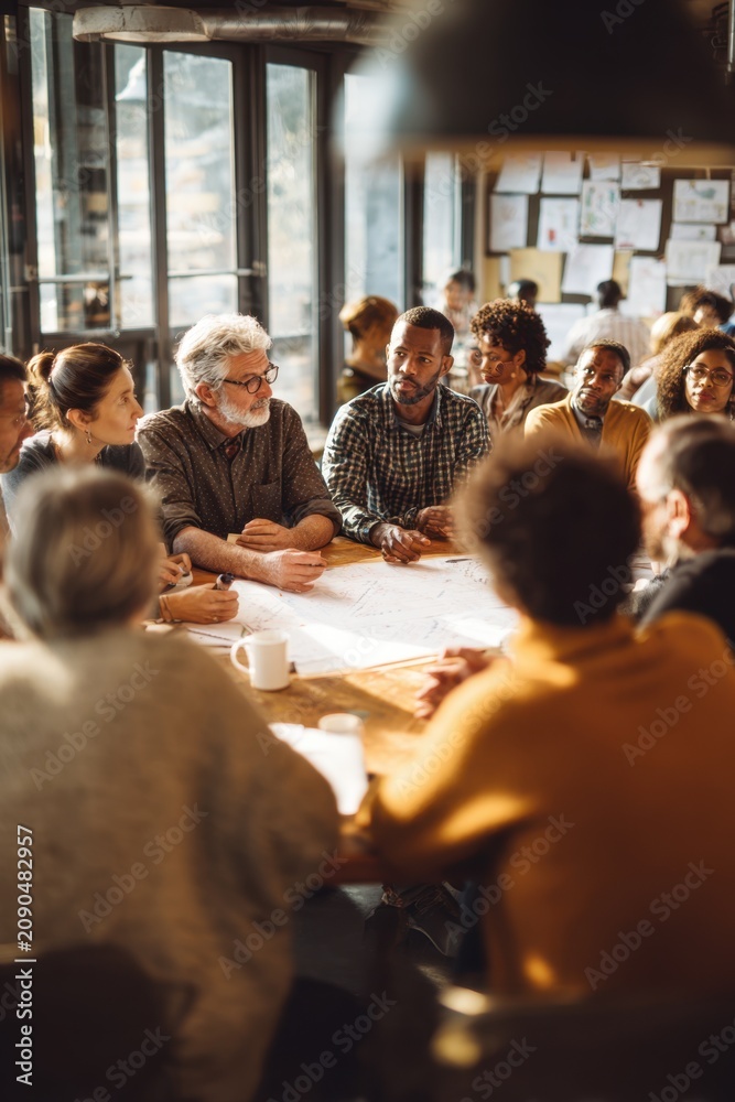 Obraz premium Military and civilian cooperation meeting taking place in a community center with diverse participants discussing local issues and strategies for collaboration