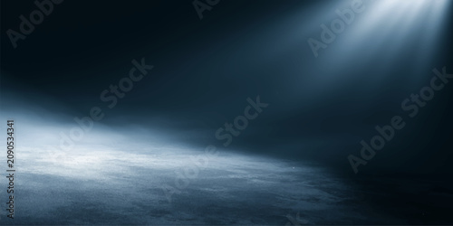 Foto Dramatic Blue Sky with Sun Rays Breaking Through Clouds Creating an Atmospheric