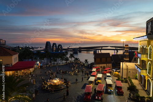 Sunset Town in Phu Quoc Vietnam, mediterrane Stadt an der Seilbahnstation