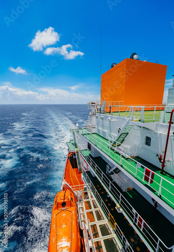 Canvastavla Back part of the large oil tanker in the ocean.