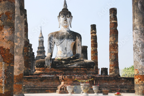 Vászonkép Seated Buddha statue at Wat Mahathat in Sukhothai Historical Park Thailand