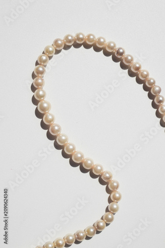 Foto Close up shot of strand of pearls: a classic necklace crafted from Freshwater, A