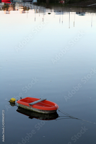 Petite barque rouge et reflets