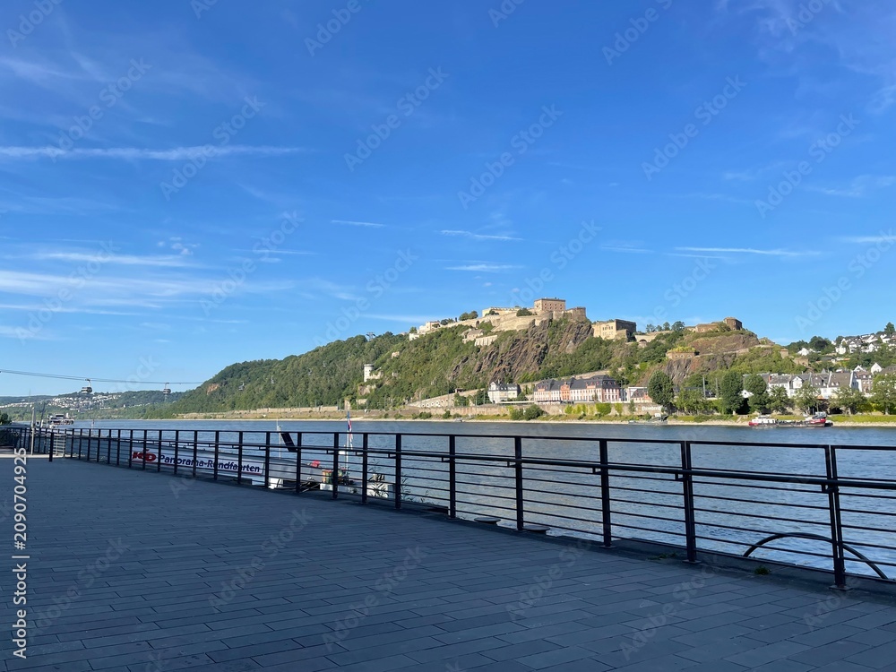 Obraz premium Blick über den Rhein auf die historische Festung Ehrenbreitstein in Koblenz