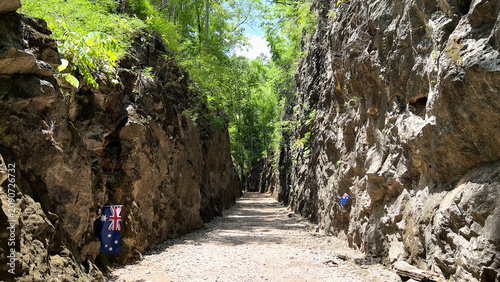 Foto The bright image of Hellfire Pass invites you to discover its natural beauty and historical value