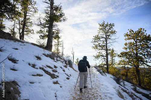 Foto Hiking Fairyland Loop trail in winter