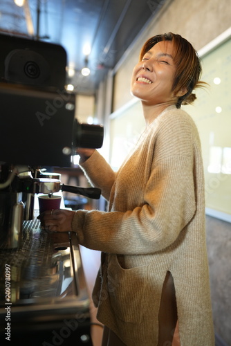 Photos Young barista tamping fresh coffee prepares the portafilter with a careful tamp