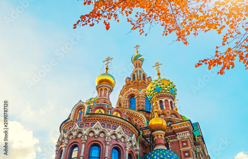 Fotografía St Petersburg, Russia - Cathedral of Our Savior on Spilled Blood framed with gol