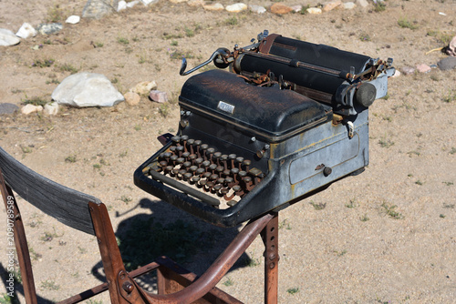 Foto Old Rusting Antique Mechanical Typewriter Machine