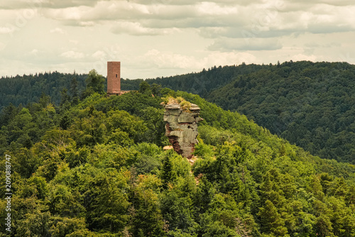 Fotografija Blick von der Burg Trifels auf die Ruine Scharfenberg (Burg Münz) und den vorgel
