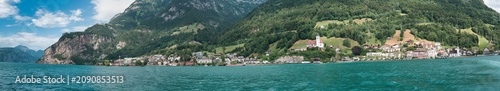 Fotografía Large panorama from Lake Uri with the village of Flüelen