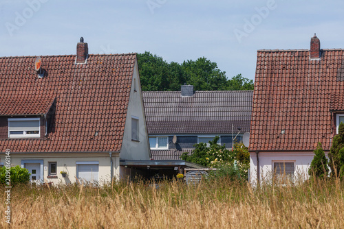 Wohngebäude, Einfamilienhäuser an einem Feld, Rostrup, Bad Zwischenahn; Niedersachsen, Deutschland