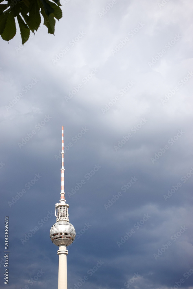 Obraz premium The Fernsehturm at Alexanderplatz in Berlin stands as an iconic symbol of the city's modern skyline and history.