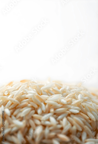 Close-up of uncooked rice g...