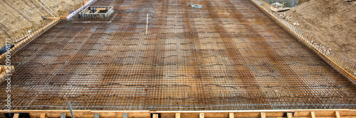 Im Fundament eines neuen Hauses werden Baustahlmatten als Bewehrung eingebracht