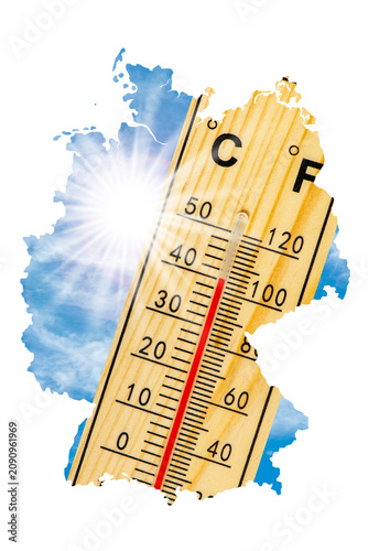 In dem Umriss einer Deutschlandkarte sieht man große Hitze auf einem Thermometer, FOTOMONTAGE