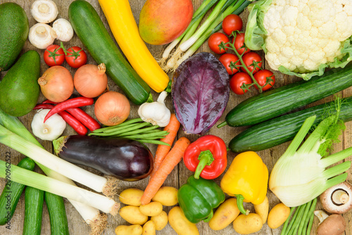 Viele gesunde und bunt gemischte Gemüsearten liegen zusammen