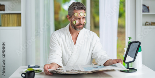 Fotografía Cosmetic procedure man with cucumber slices mask on face