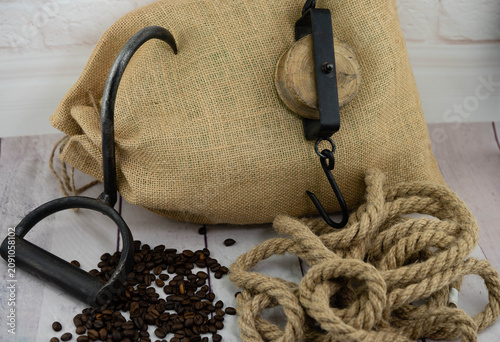 frisch geröstete Kaffeebohnen auf Olivenholz