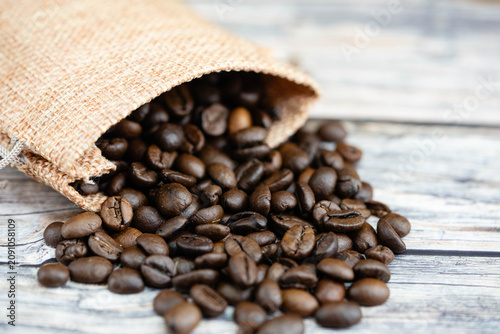 frisch geröstete Kaffeebohnen auf Olivenholz
