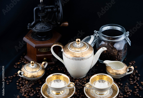 frisch geröstete Kaffeebohnen auf Olivenholz