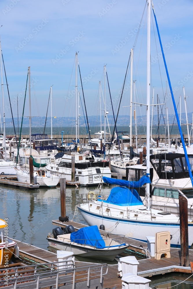 Fototapeta premium SAN FRANCISCO, USA - APRIL 8, 2014: Sailboats and yachts in Fisherman's Wharf marina in San Francisco, USA.
