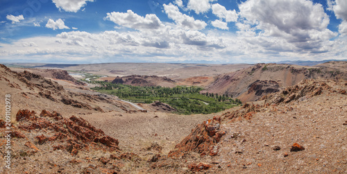Foto Colored mountains landscapes in the south of Altai, green valley, oasis