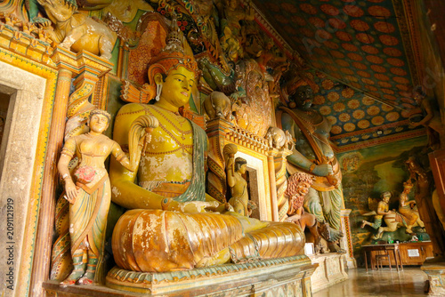 Foto Traditional colorful Buddha statues and ancient murals inside Wewurukannala Vihara, Sri Lanka