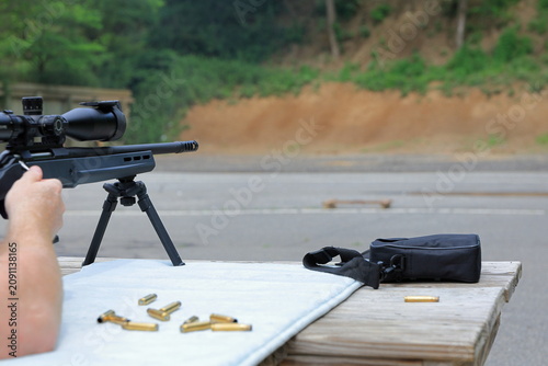 Εκτύπωση καμβά Man using bolt action to eject shell at the rifle range